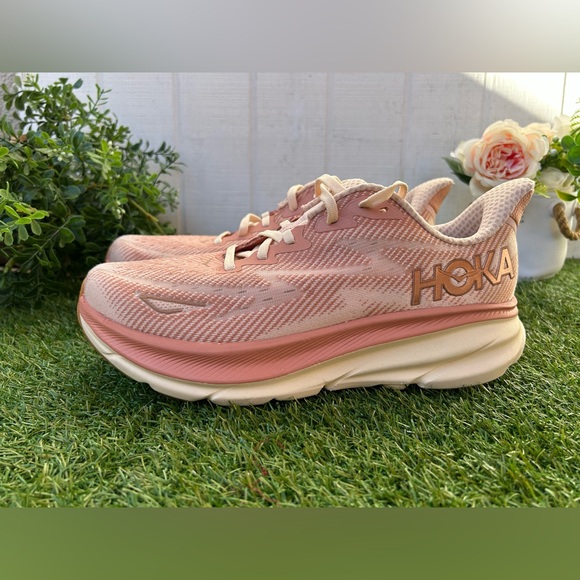 Hoka One One
Women's Clifton 9
Sneakers in
Sandstone/Cream 9B new - Picture 11 of 16